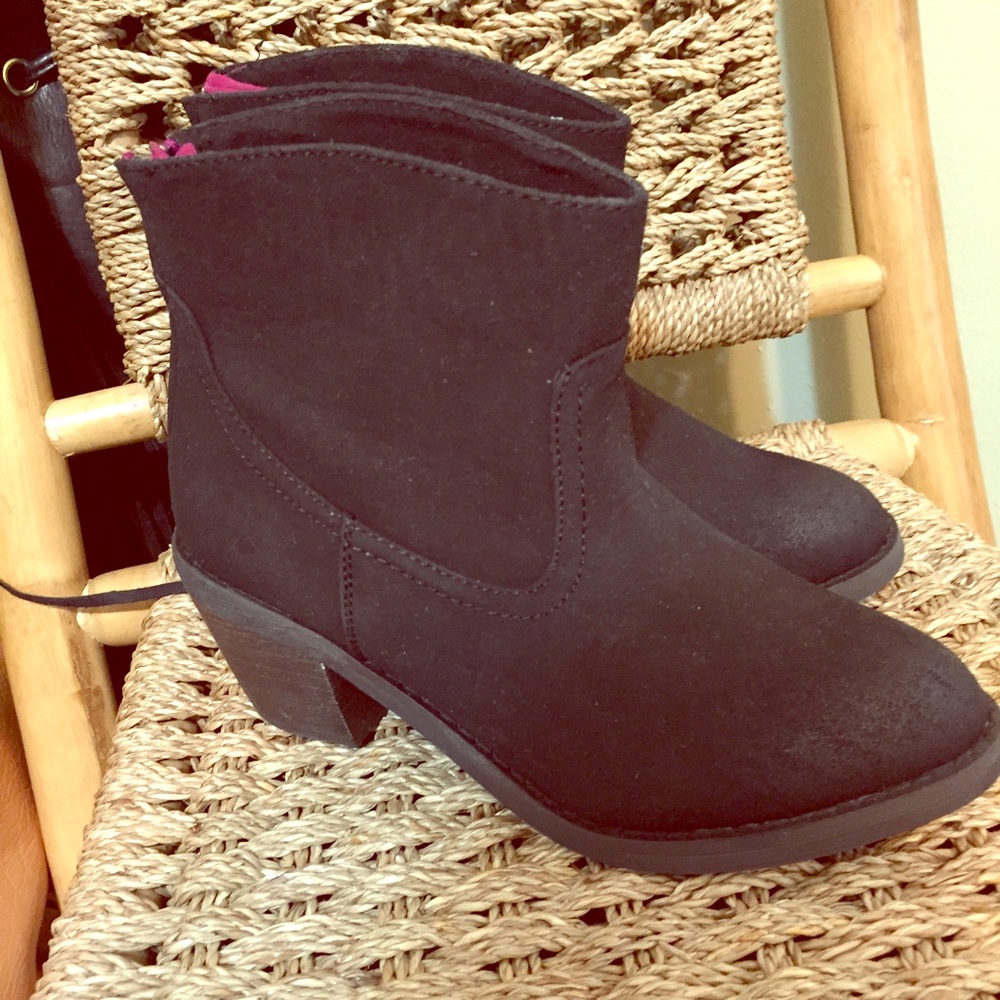 Skechers black boots with short heel